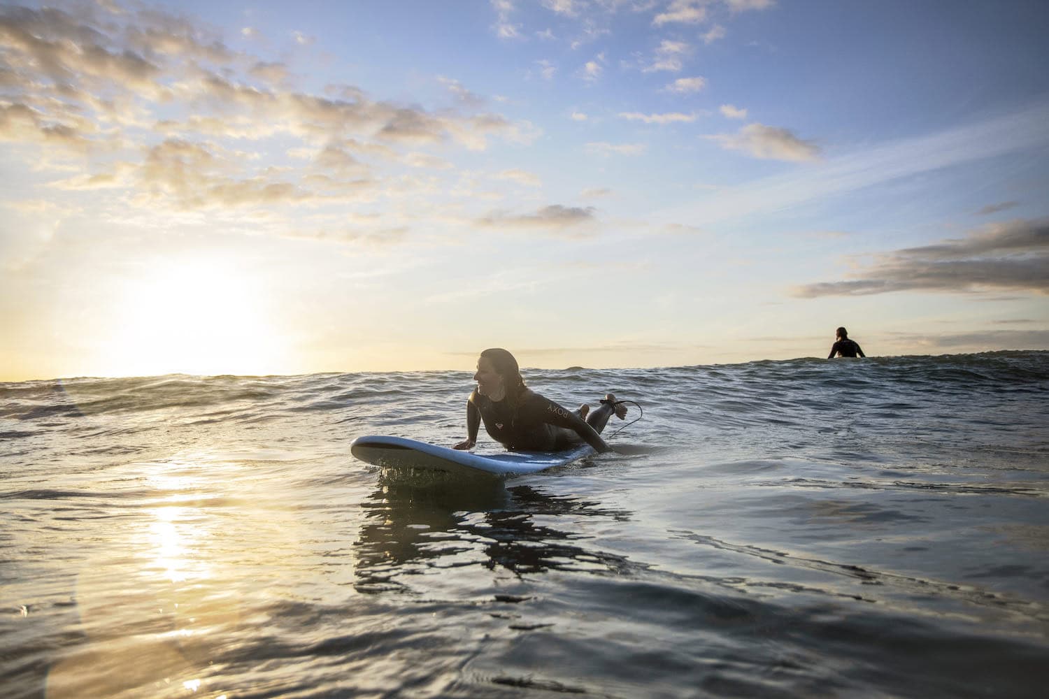 Surfen am Ngarunui Beach in Raglan ist ein Wasserabenteuer in Neuseeland, das im Gedächtnis bleibt.