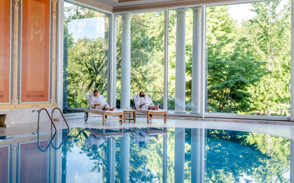 Zwei Menschen die sich in der Villa Stephanie, die zum Brenners Park Hotel gehört, in Baden-Baden , entspannen.
