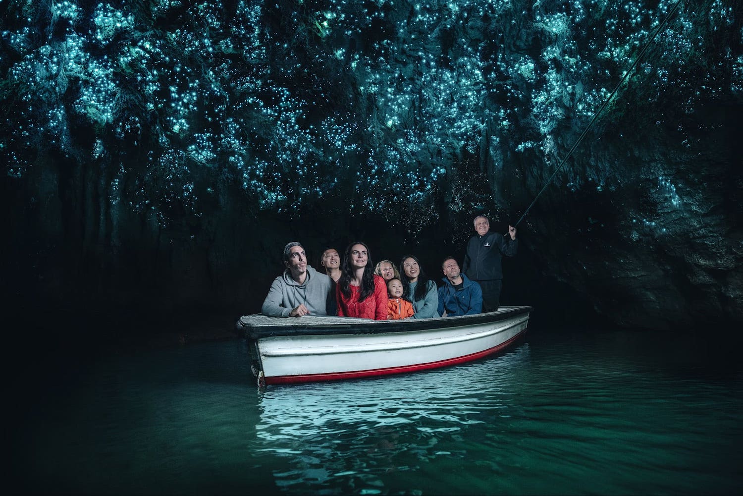 Eine Glowworm-Tour in den Waitomo-Caves ist ein besonderes Wassererlebnis in Neuseeland