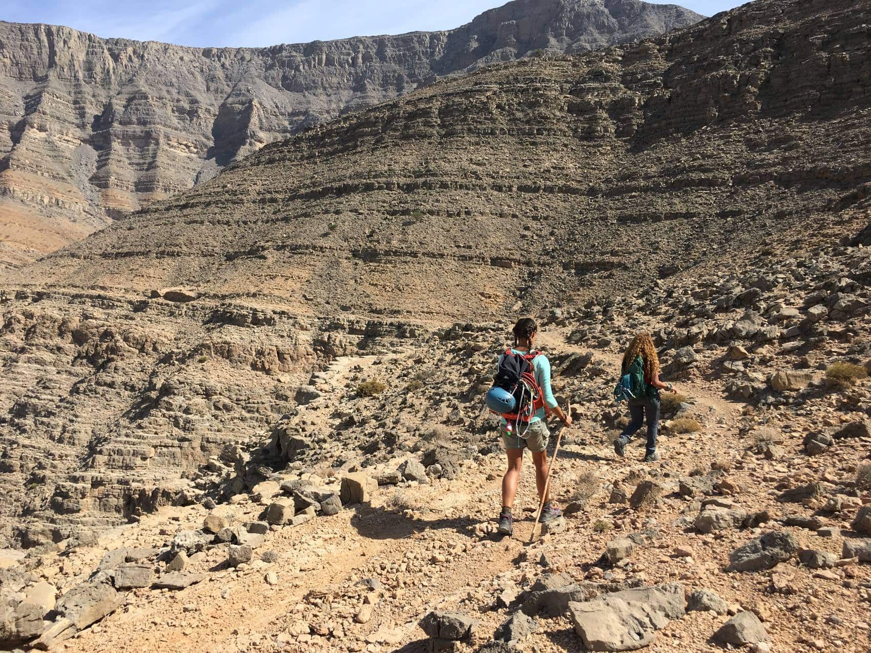 Touristen wandern in Bergen von Ras al-Khaimah