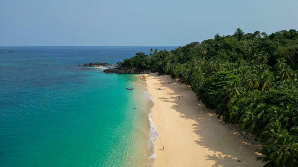 Blick auf den Boi Beach auf Prince Island in Príncipe, das erste Biosphere Reservat der UNESCO
