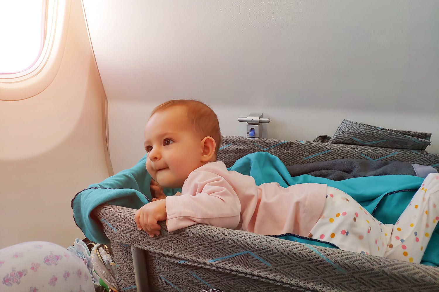 Baby im Bassinet im Flugzeug