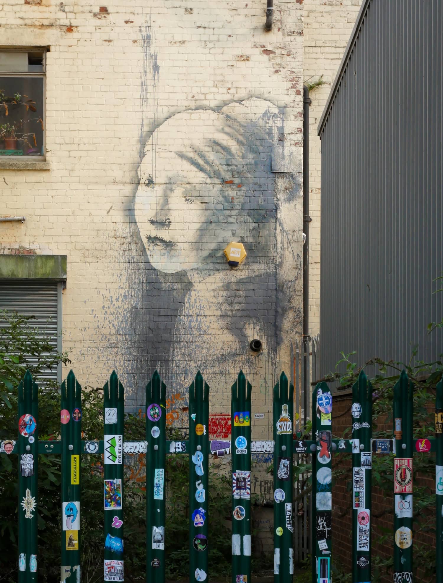 Girl with pierced eardrum von Banksy an einer Hauswand in Bristol