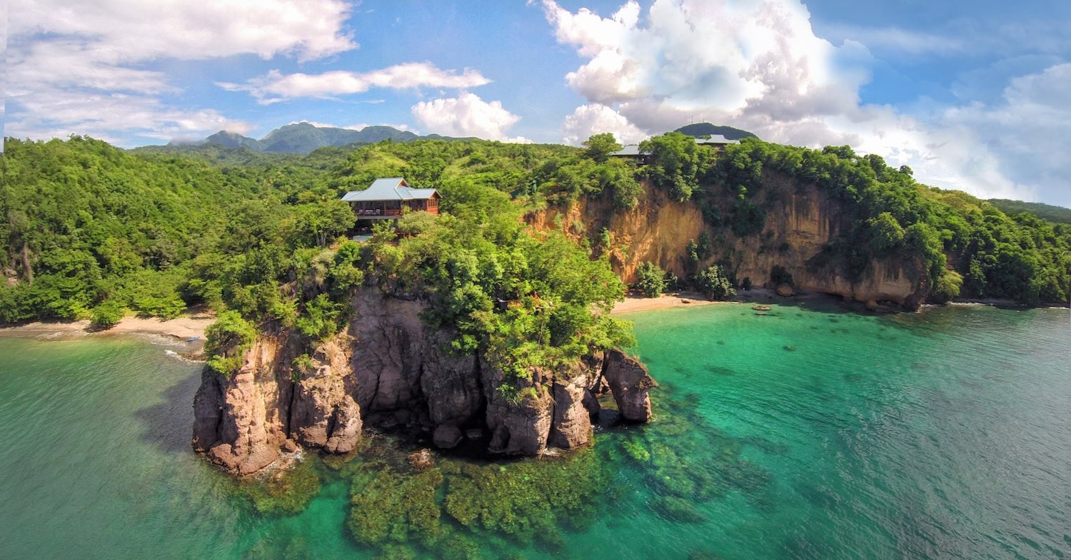 Luxushotel auf einer Klippe im Secret Bay in Dominica