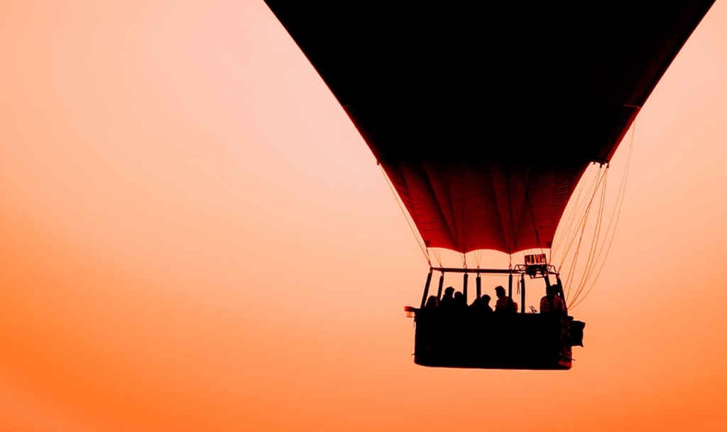 Heißluftballon vorm Sonnenuntergang