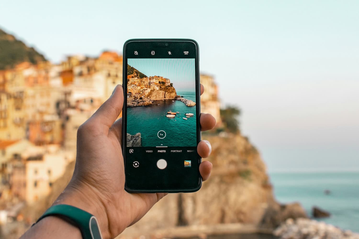 Landschaft in Italien auf einem Handy-Display