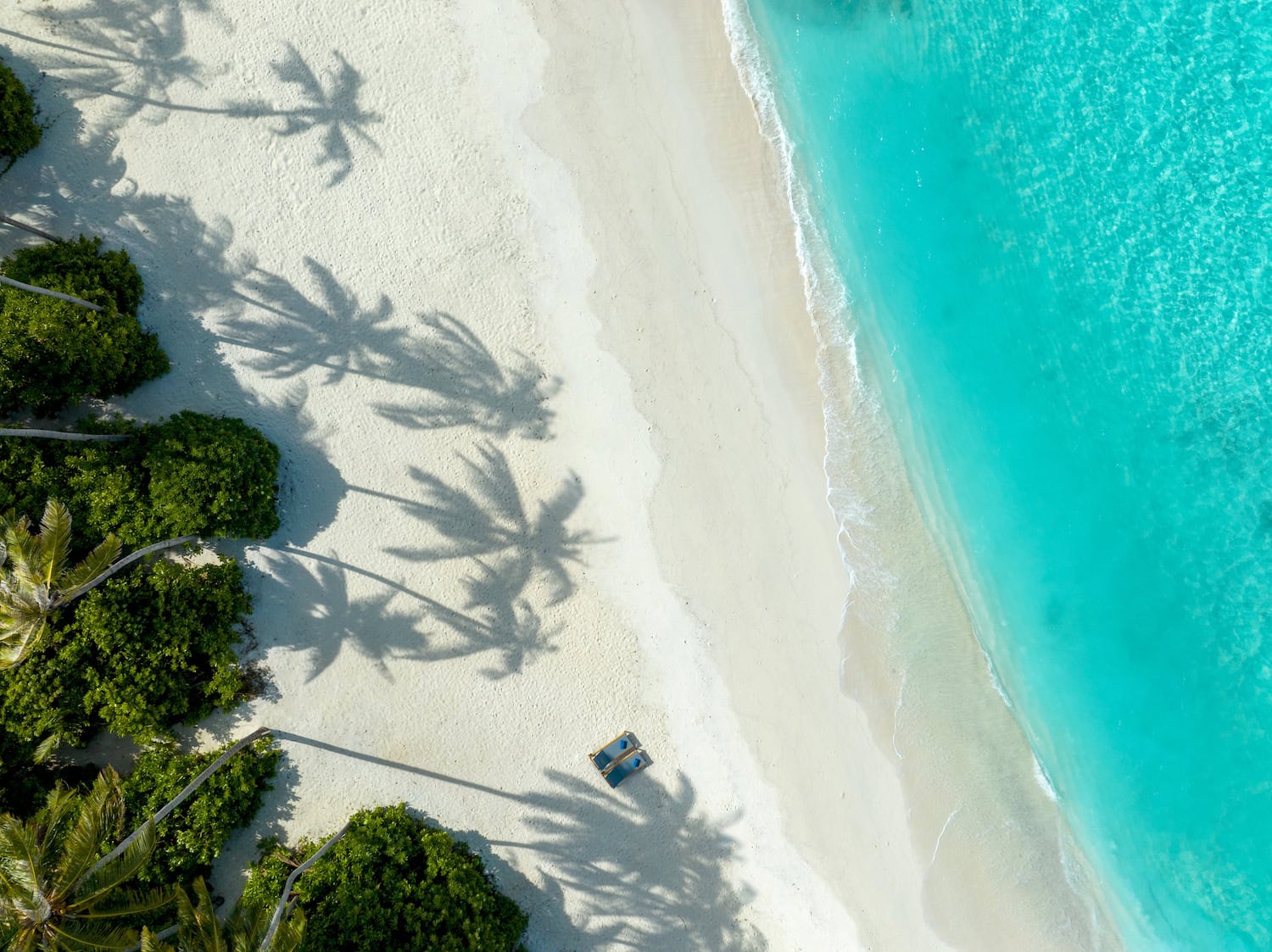 Strand von oben im Avani Fares Maldives