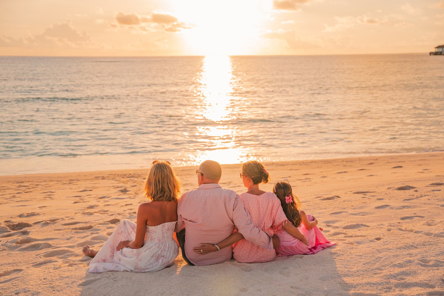 Familie am Strand auf den Malediven