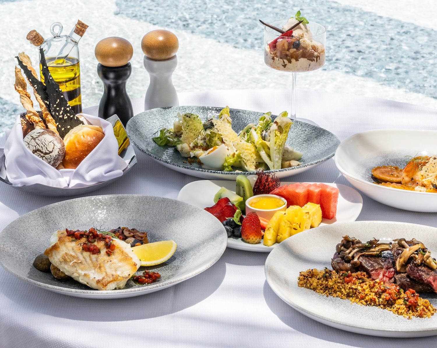 Essen auf einem Tisch angerichtet im Avani Fares Maldives