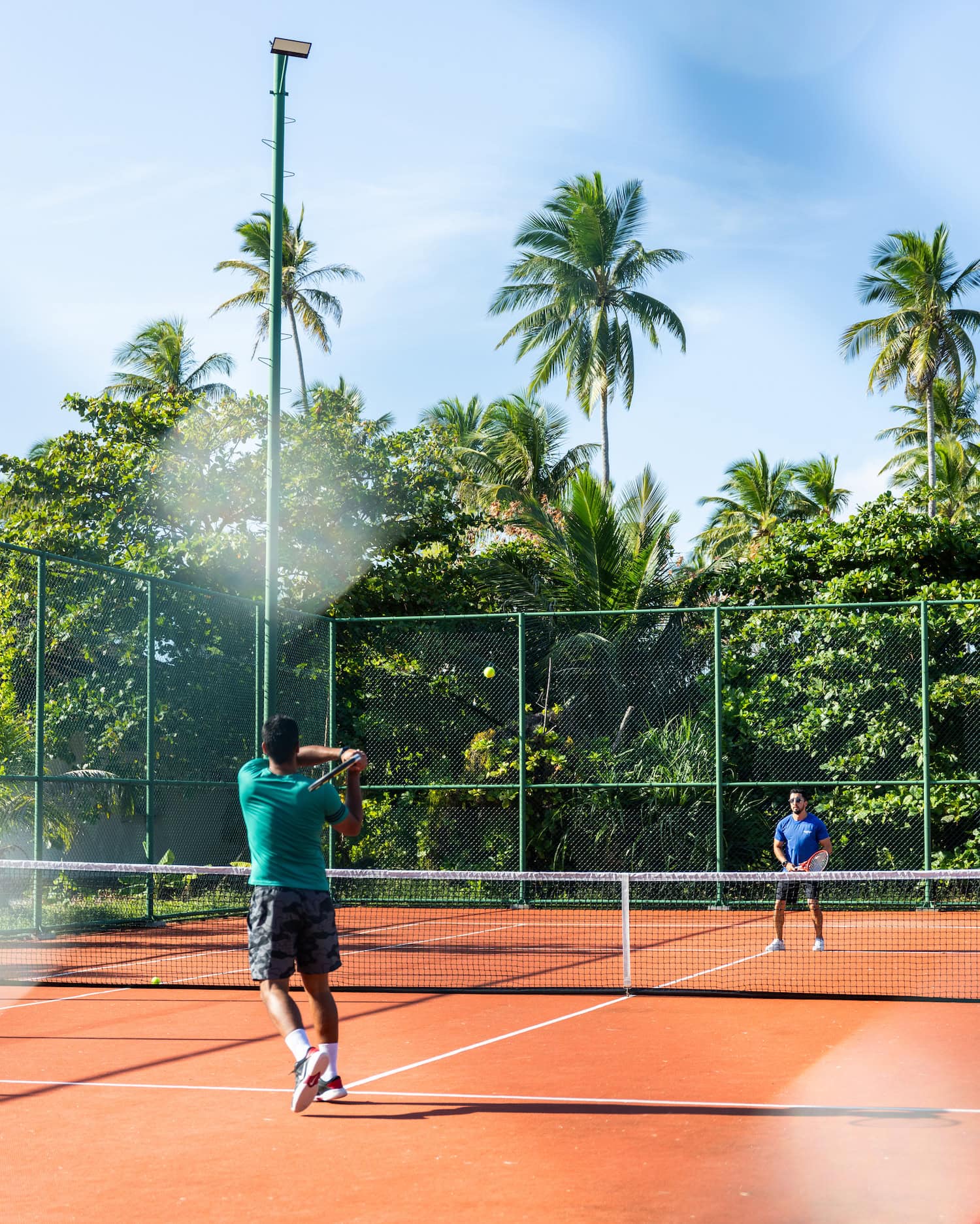 Tennisplatz im Avani Fares Maldives