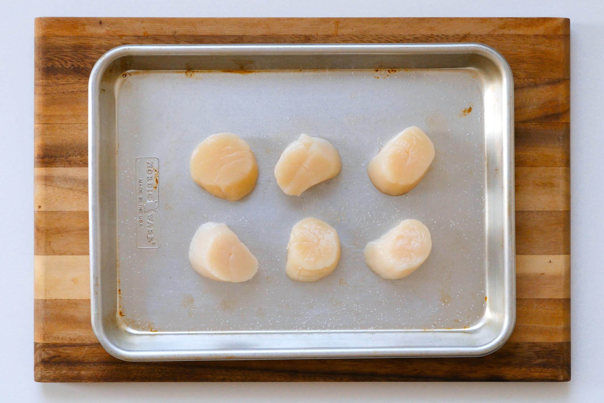 Jakobsmuscheln auf einem Blech.