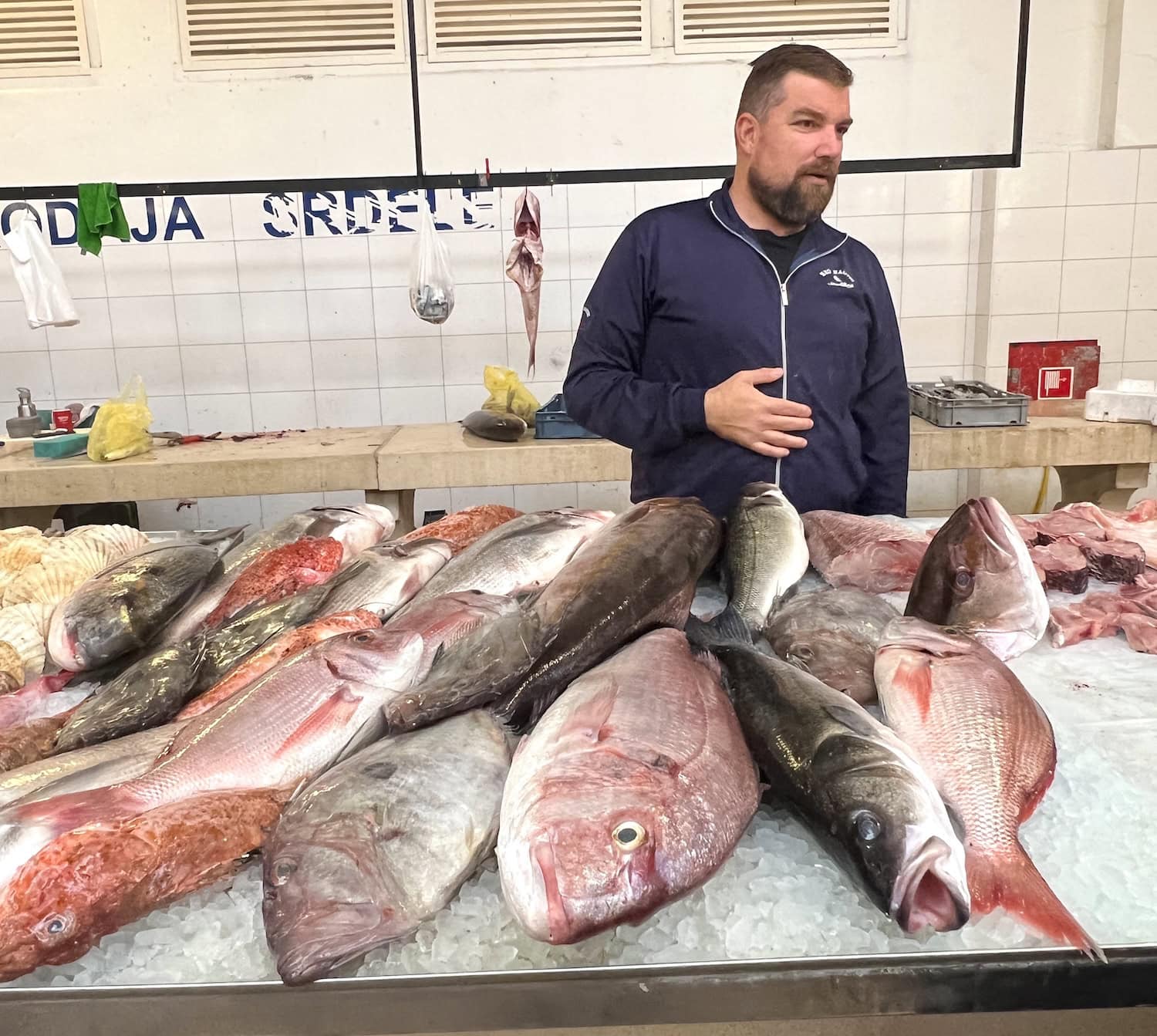 Mann auf dem Fischmarkt in Split