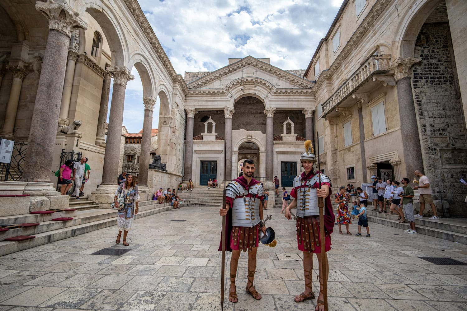 Römische Bauten in Split mit verkleideten Römern davor