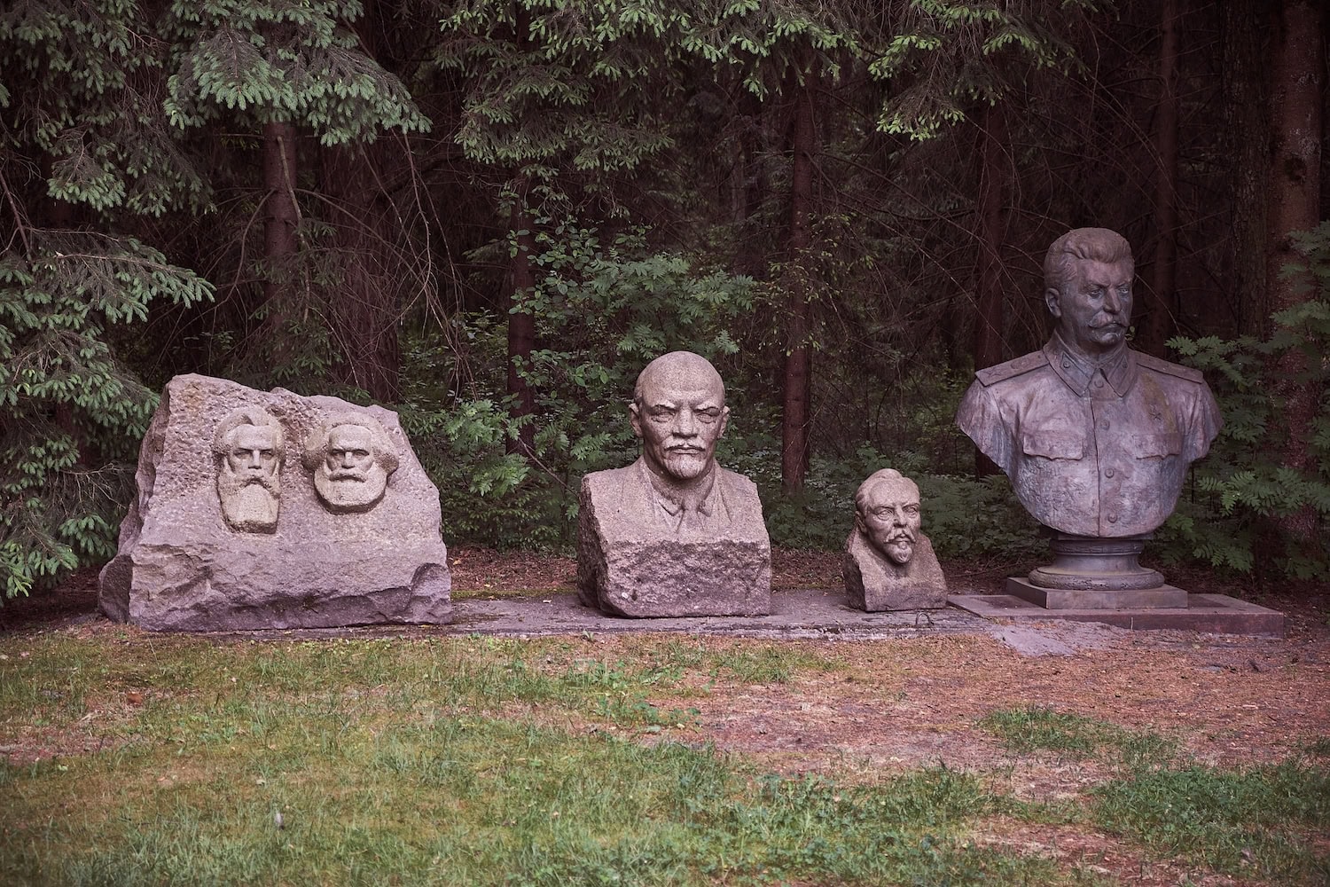 Skulpturen aus der Sowjetunion im Grutas Park in Litauen