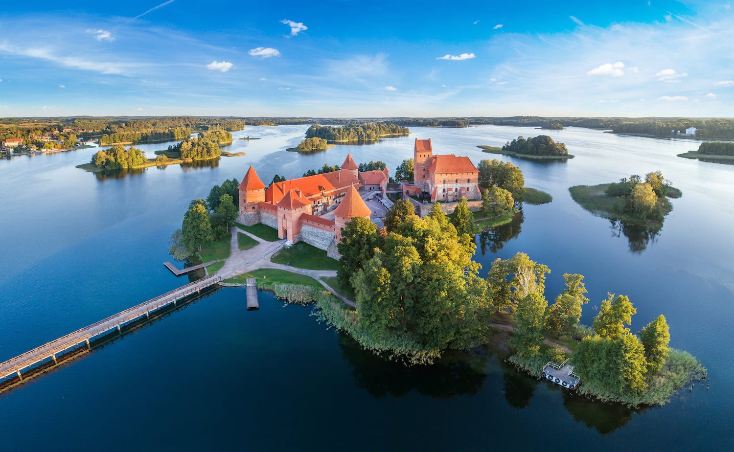 Wasserburg Trakai in einem See in Litauen