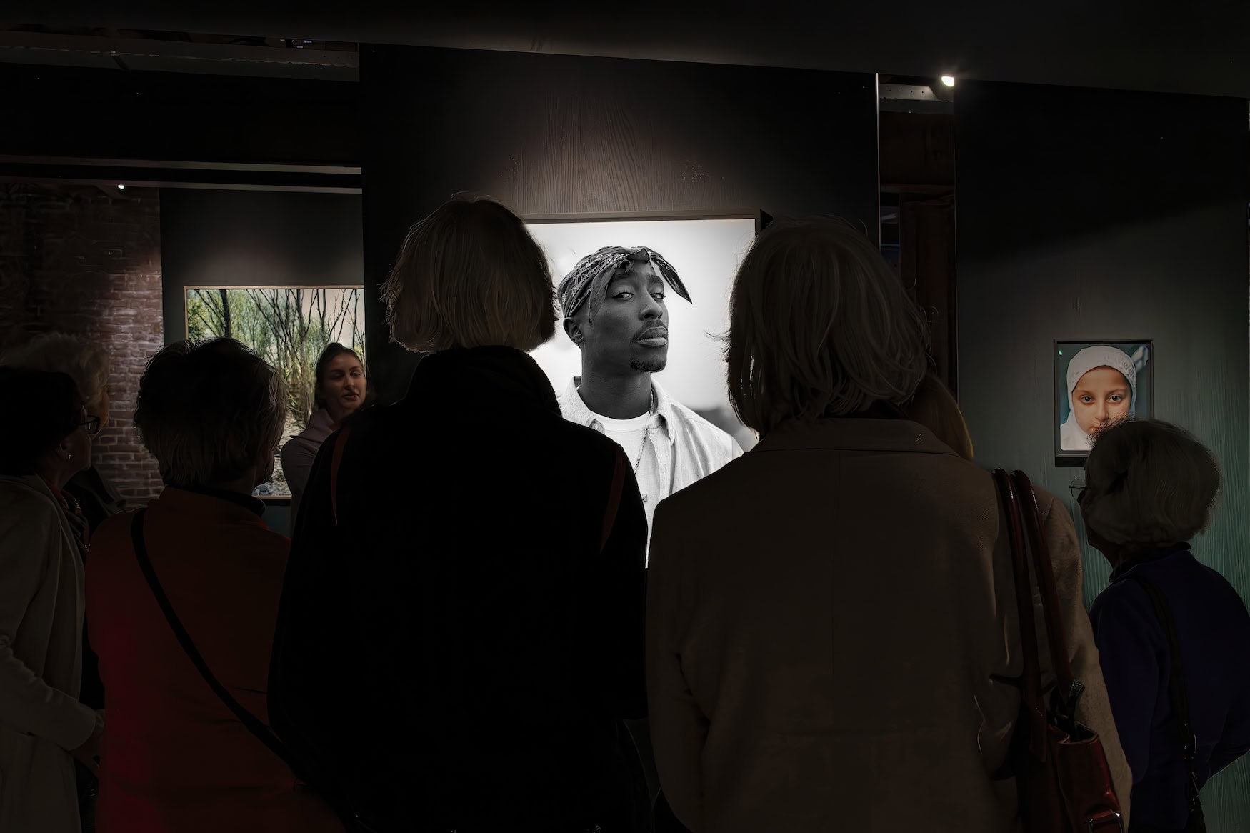 Rapper Tupac Shakur photo by Dana Lixenberg im Nederlands Fotomuseum in Rotterdam