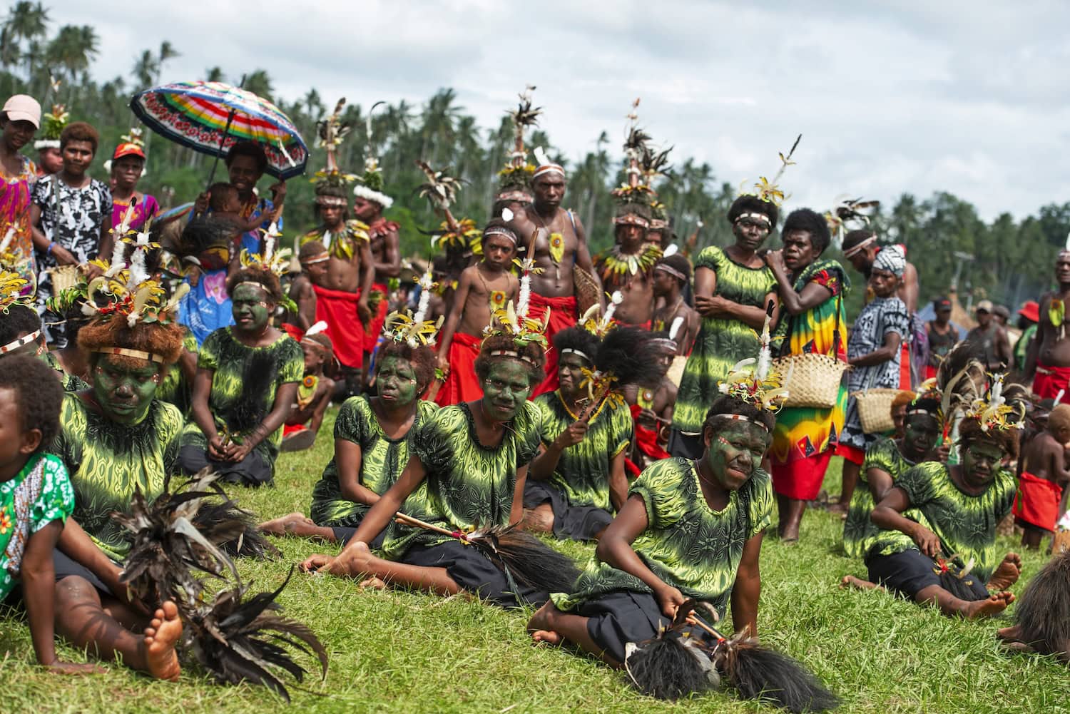 Zuschauer und Tanzgruppen beim Maskenfest in Kokopo in Papua-Neuguinea