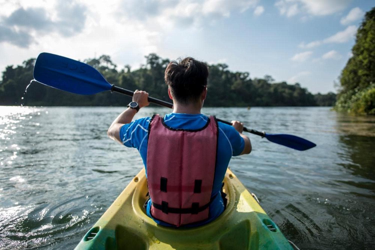 Kayakfahren im MacRitchie Reservoir in Singapur