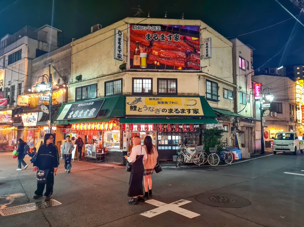Straße mit Restaurants in Akabane im Viertel in Tokio
