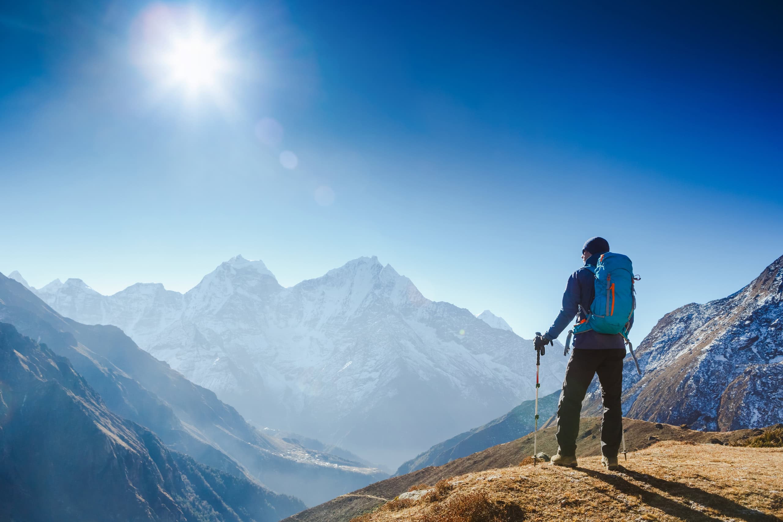 Ein Mann wandert im Himalaya-Gebirge.