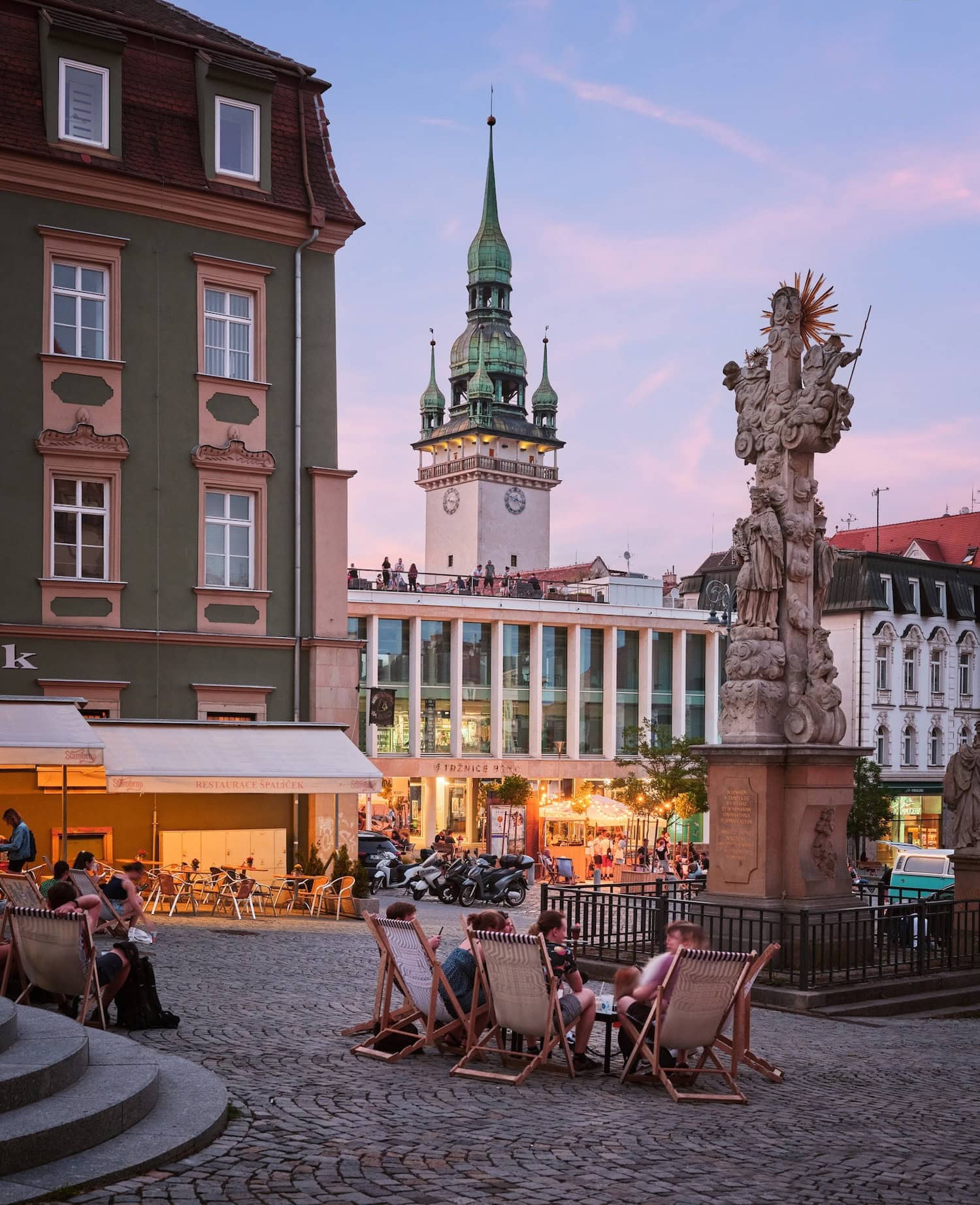 Szene in der Altstadt von Brünn in Tschechien mit jungen Menschen im Sommer bei Drinks