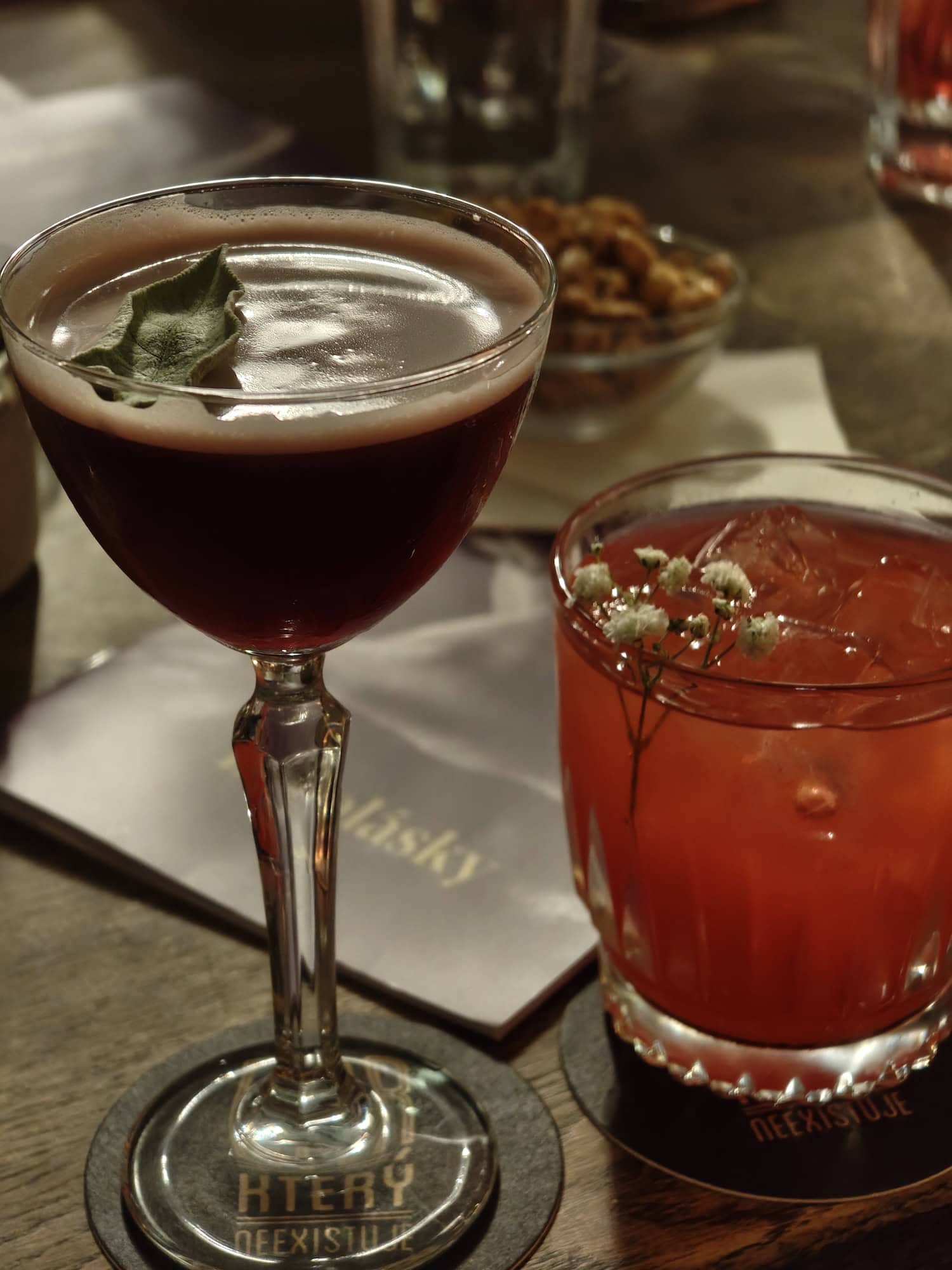 Longdrink und Cocktail in einer Bar in Tschechien