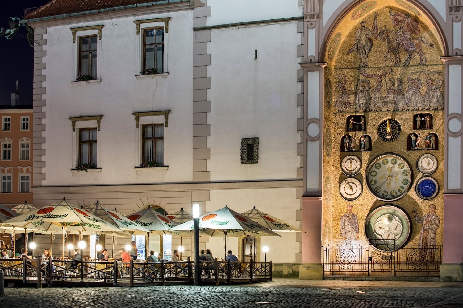 Aposteluhr in der Altstadt von Olmütz in Tschechien mit ein paar Studenten in Cafés