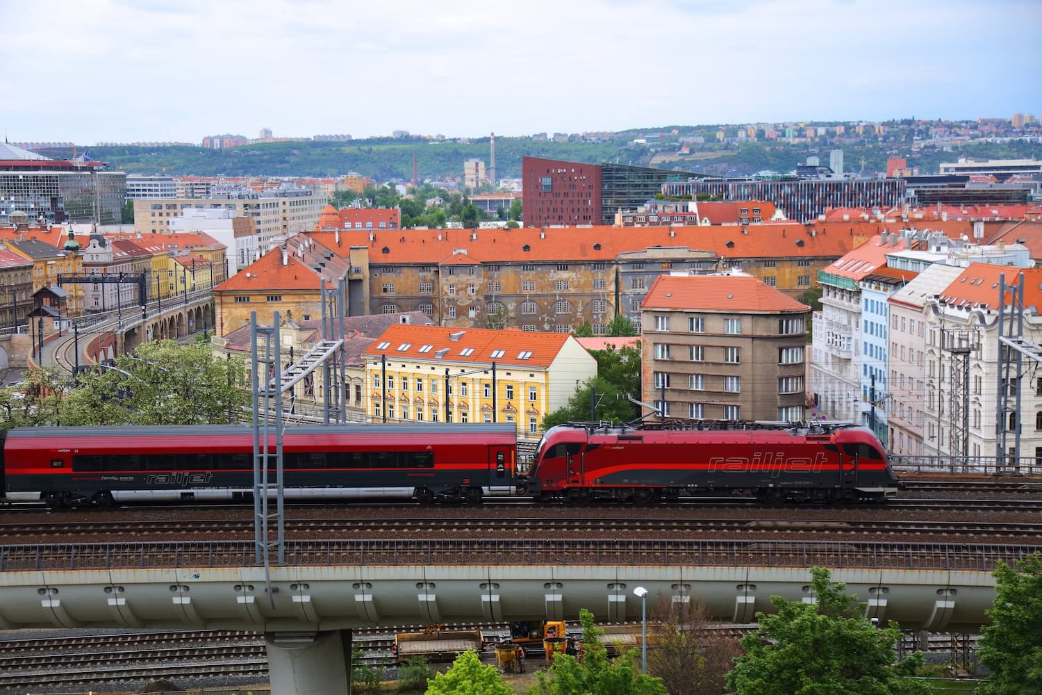 Zug bei der Ausfahrt aus Prag in Tschechien