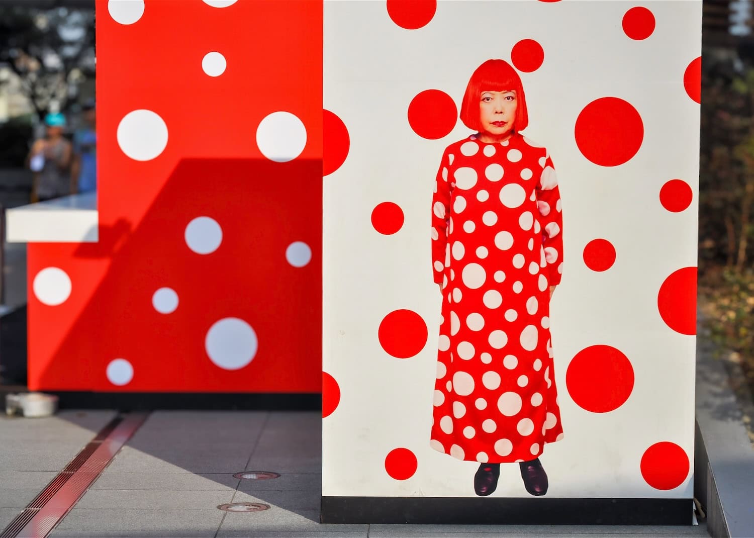 Portrait von Yayoi Kusama mit typischen Punkten