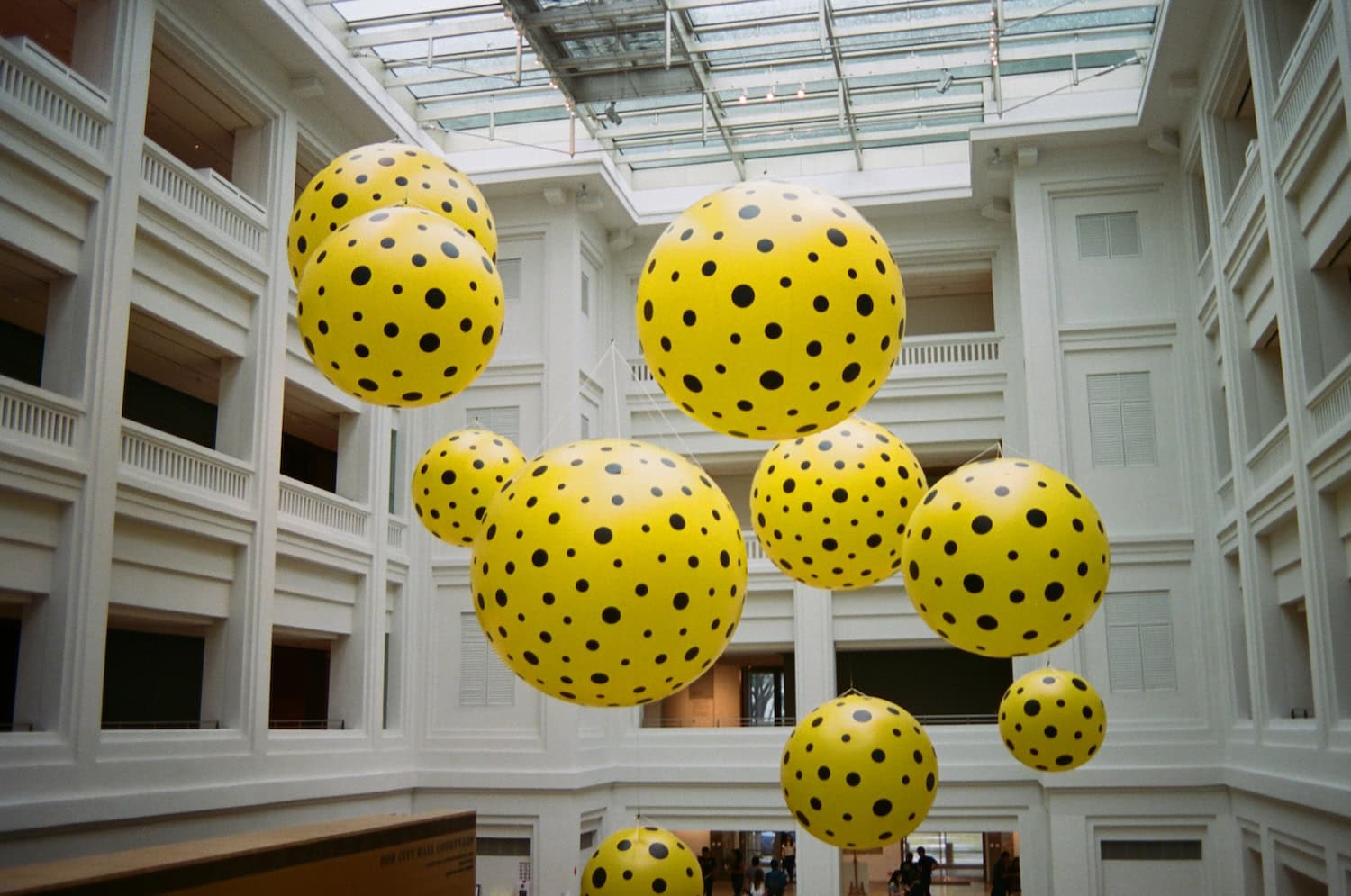 Yayoi Kusamas Werk mit Kugeln in einem Gebäude