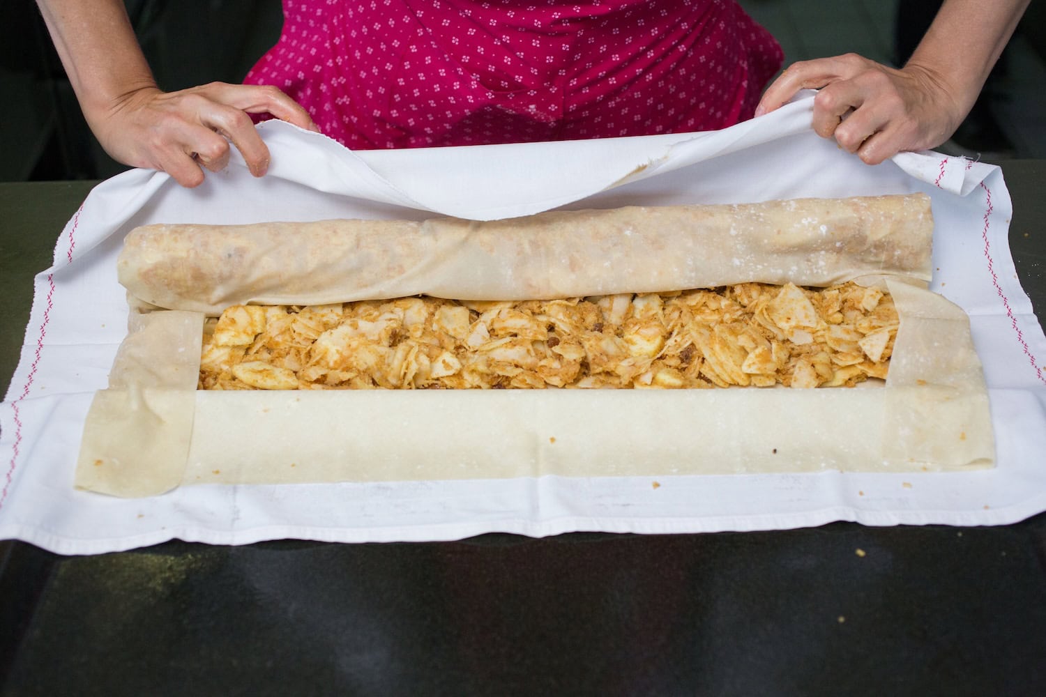Apfelstrudel wird in der Aldranser Alm gebacken.