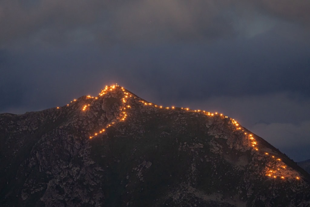 Bergfeuer auf dem Gipfel in Alpbach.