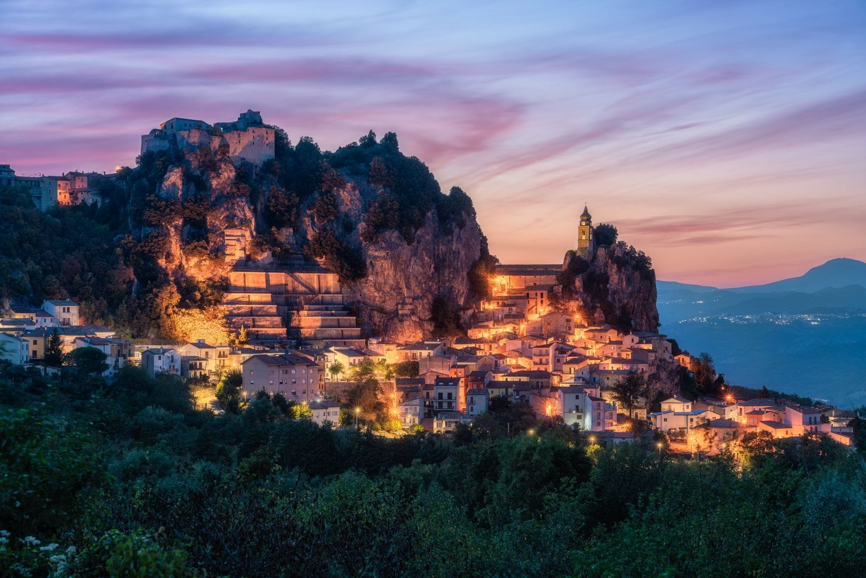 Bagnoli del Trigno beleuchtet am Abend 
