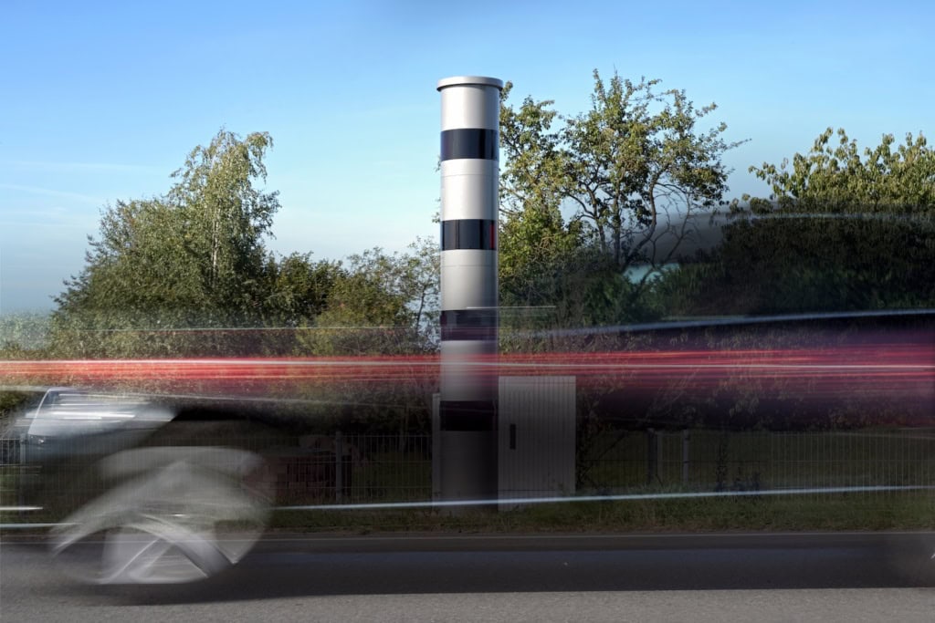 Blitzer Auto in Unschärfe