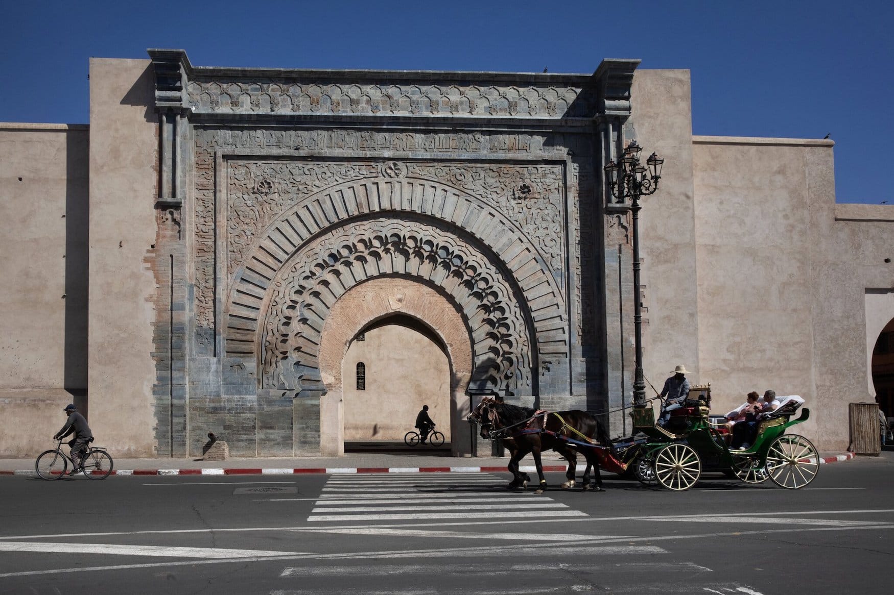 Eintreten in die Medinas Marokkos: Bogentor in Marrakesch