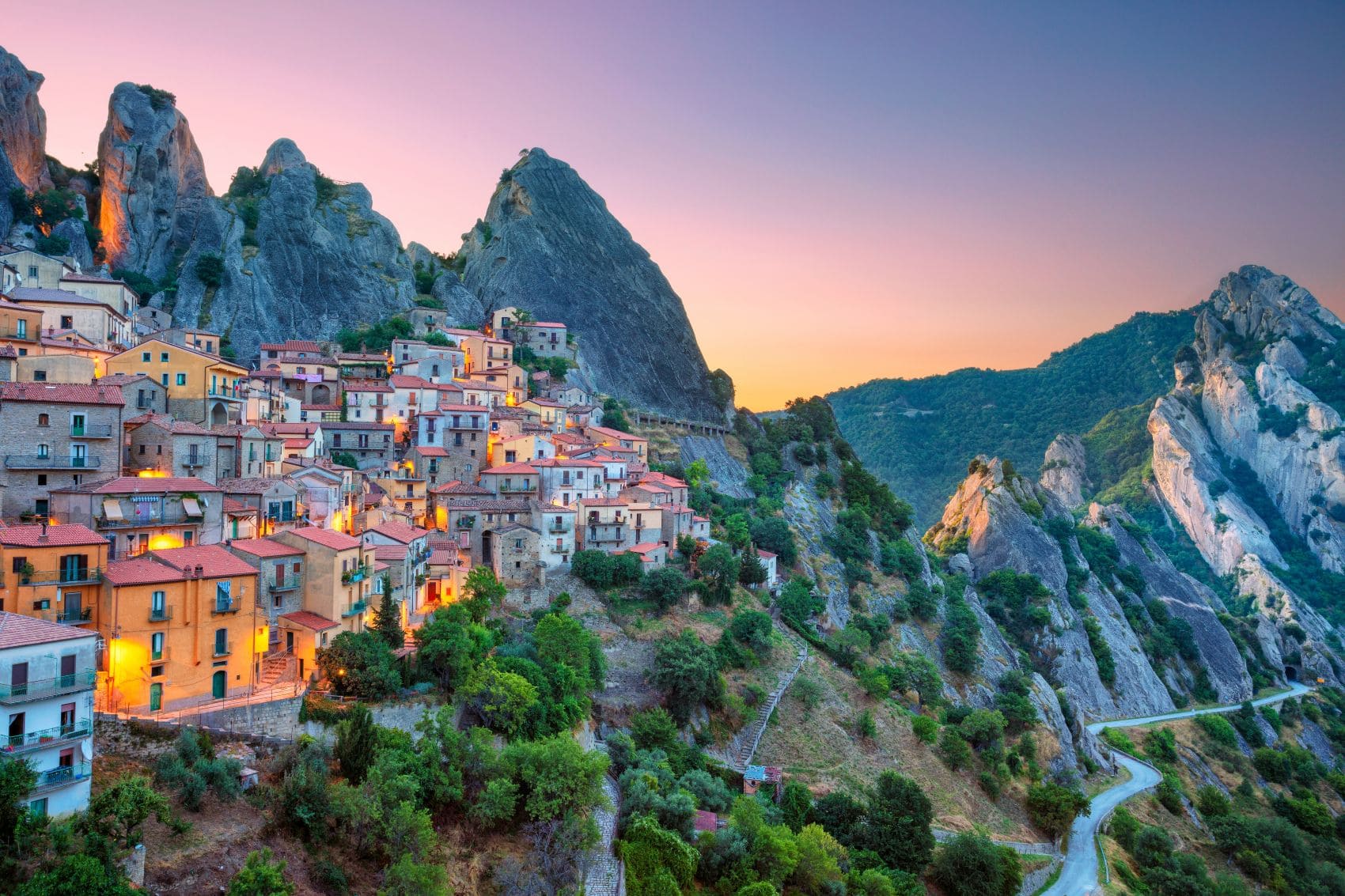 Panoramablick auf Castelmezzano in Maratea, Italien