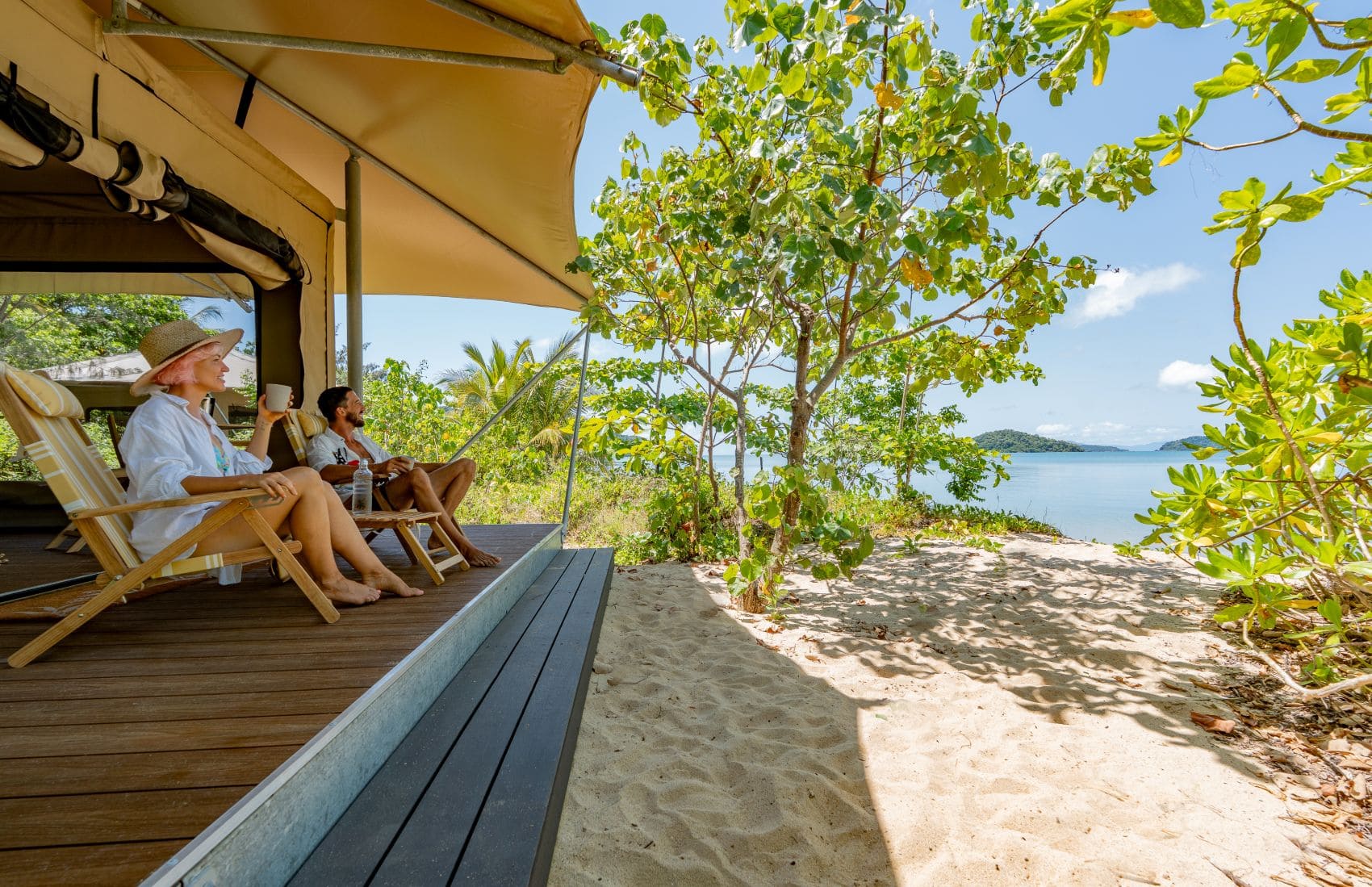 Mann und Frau sitzen vor Zelt auf Dunk Island