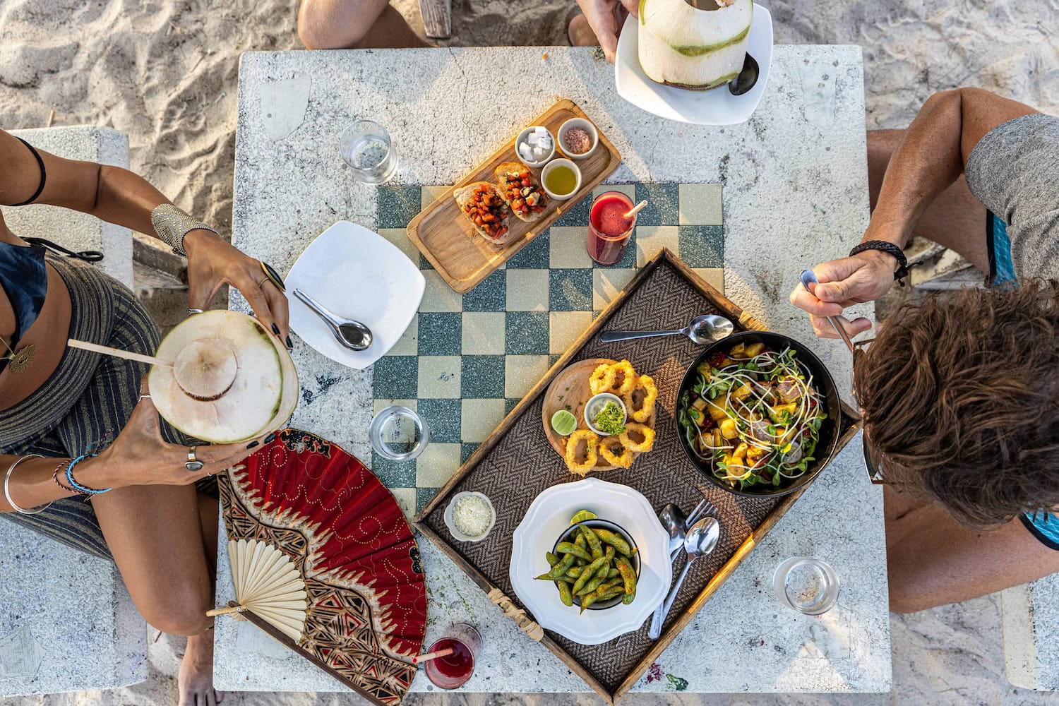 Griechisches Essen serviert am Starnd