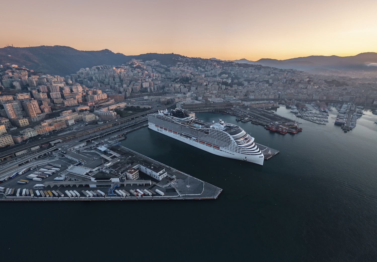 Die MSC World Europa im Hafen von Genua: Startpunkt vieler Mittelmeer-Routen im Sommer 2026.