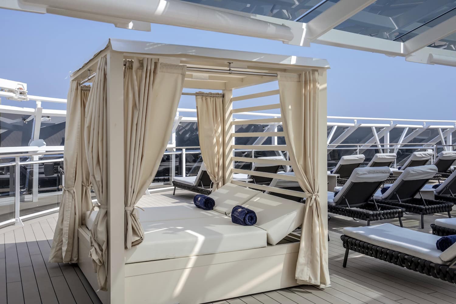 Private Cabana auf dem Sonnendeck des MSC Yacht Club: Rückzugsort zwischen Pool und Meer.