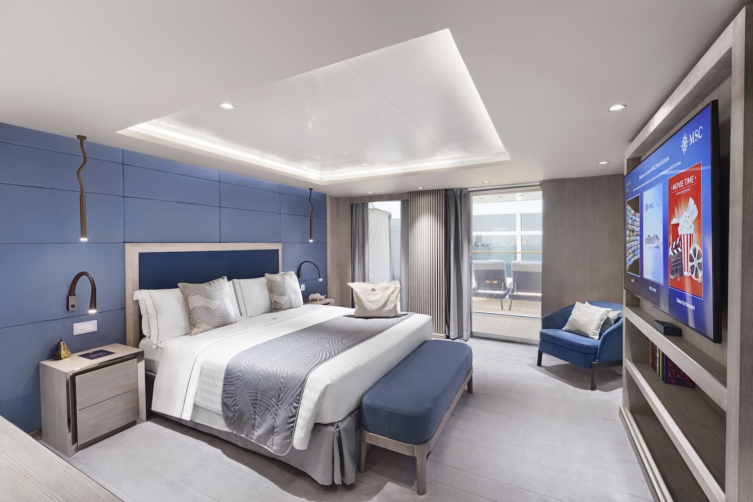 Aufwachen mit dem Meer vor dem Fenster: Das Schlafzimmer der Owner's Suite liegt im Bug der MSC World Europa.