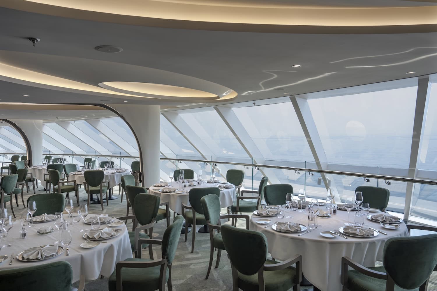 Das Yacht-Club-Restaurant liegt auf Deck 20 im Bug der MSC World Europa, mit Panoramablick nach vorn.
