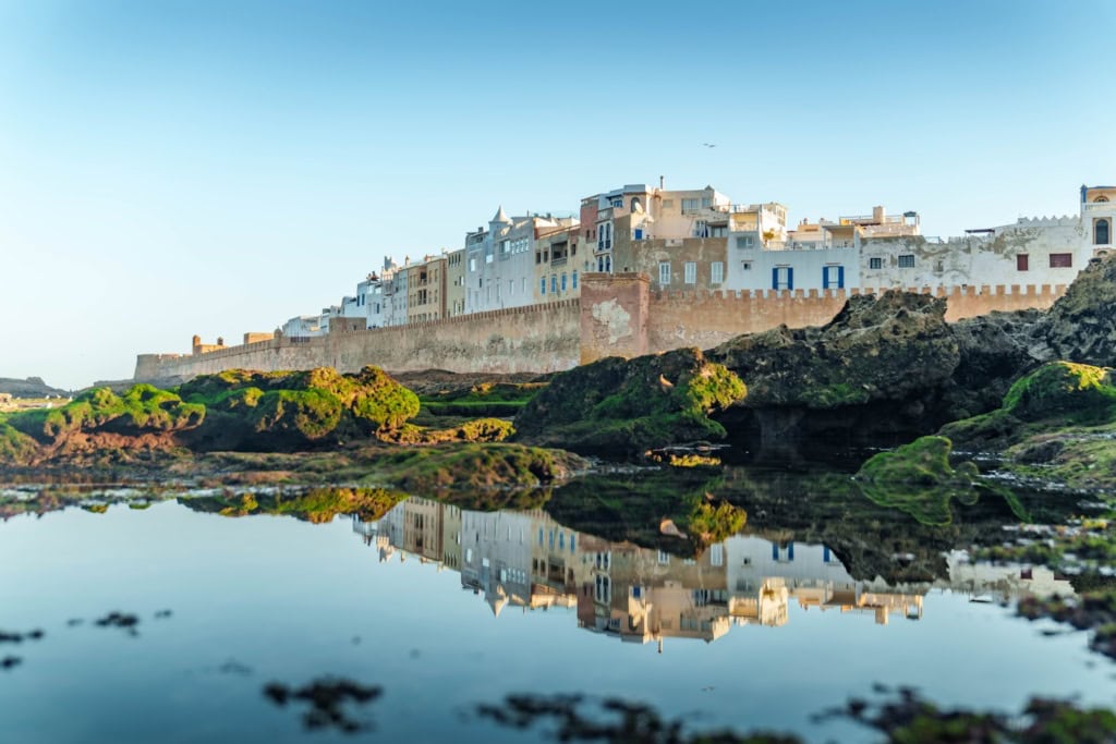 Essaouira vom Meer ausgesehen, im Vordergrund Wasser, hinten die Altstadt, die sich wie eine Burg erhebt.