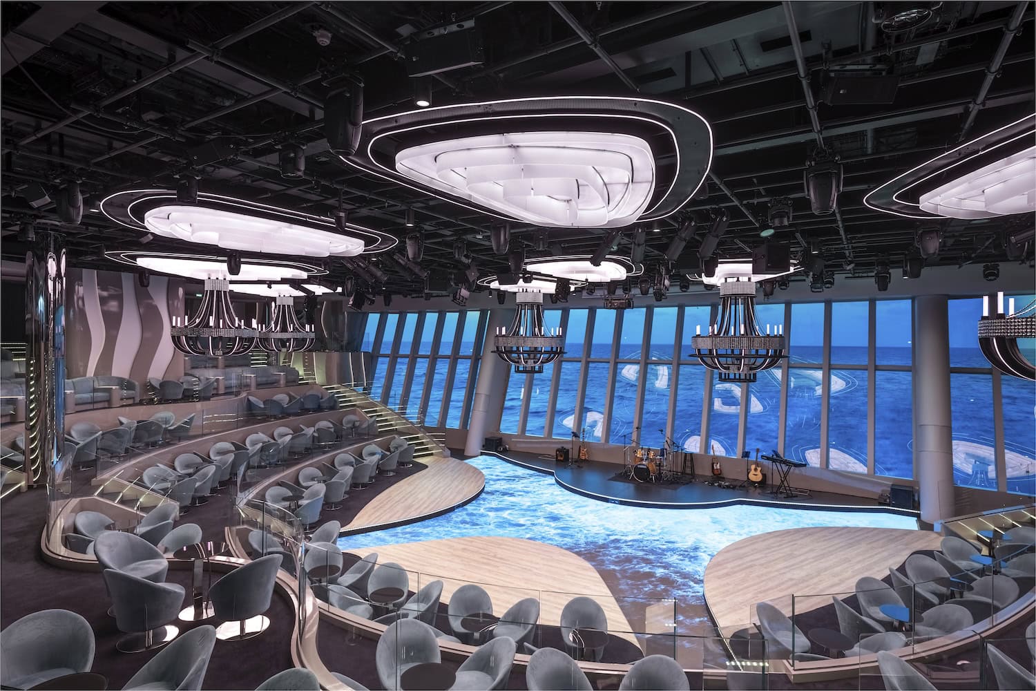 Die Panorama Lounge am Heck der MSC World Europa verwandelt sich am Abend in eine Bühne für Live-Musik und Tanz.