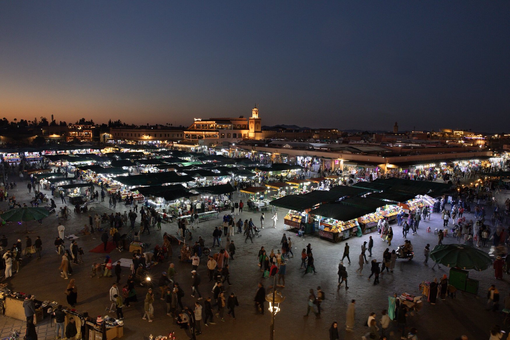 Der bekannteste Marktplatz Marrakeschs: Place Jma el Fna am Abend