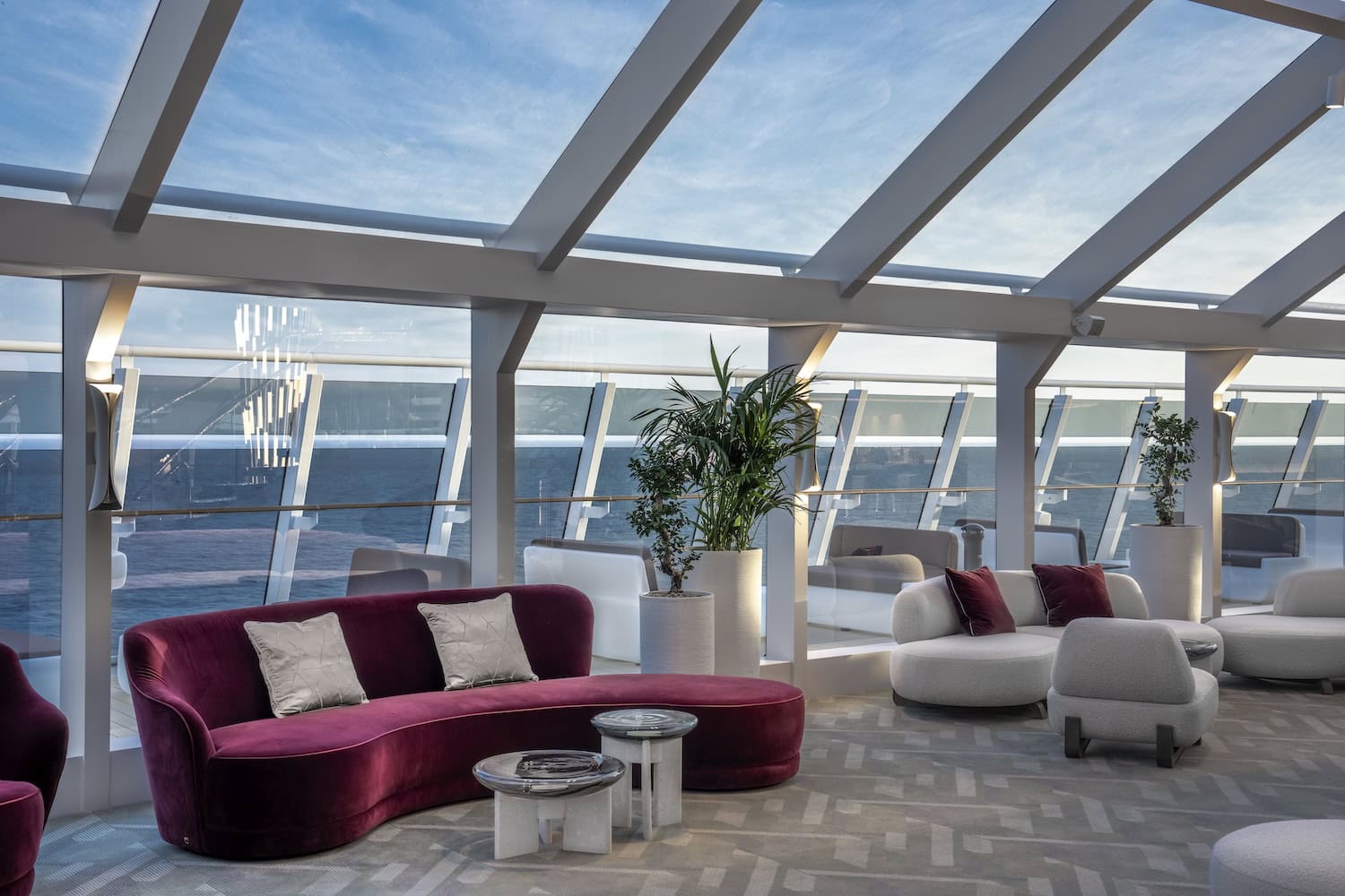 Bodentiefe Fenster über den ganzen Bug: Die Top Sail Lounge ist der Ort für den ersten Espresso am Morgen und den Aperitif zum Sonnenuntergang.