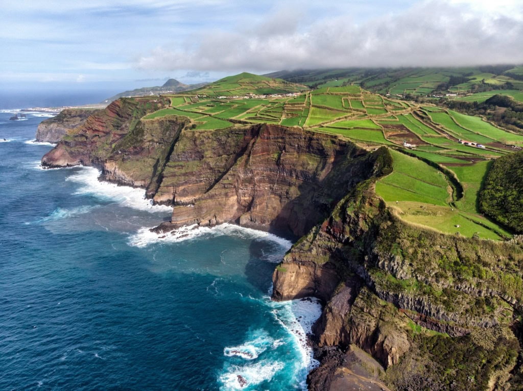 die Küste der Azoreninsel São Miguel mit einer Drohne