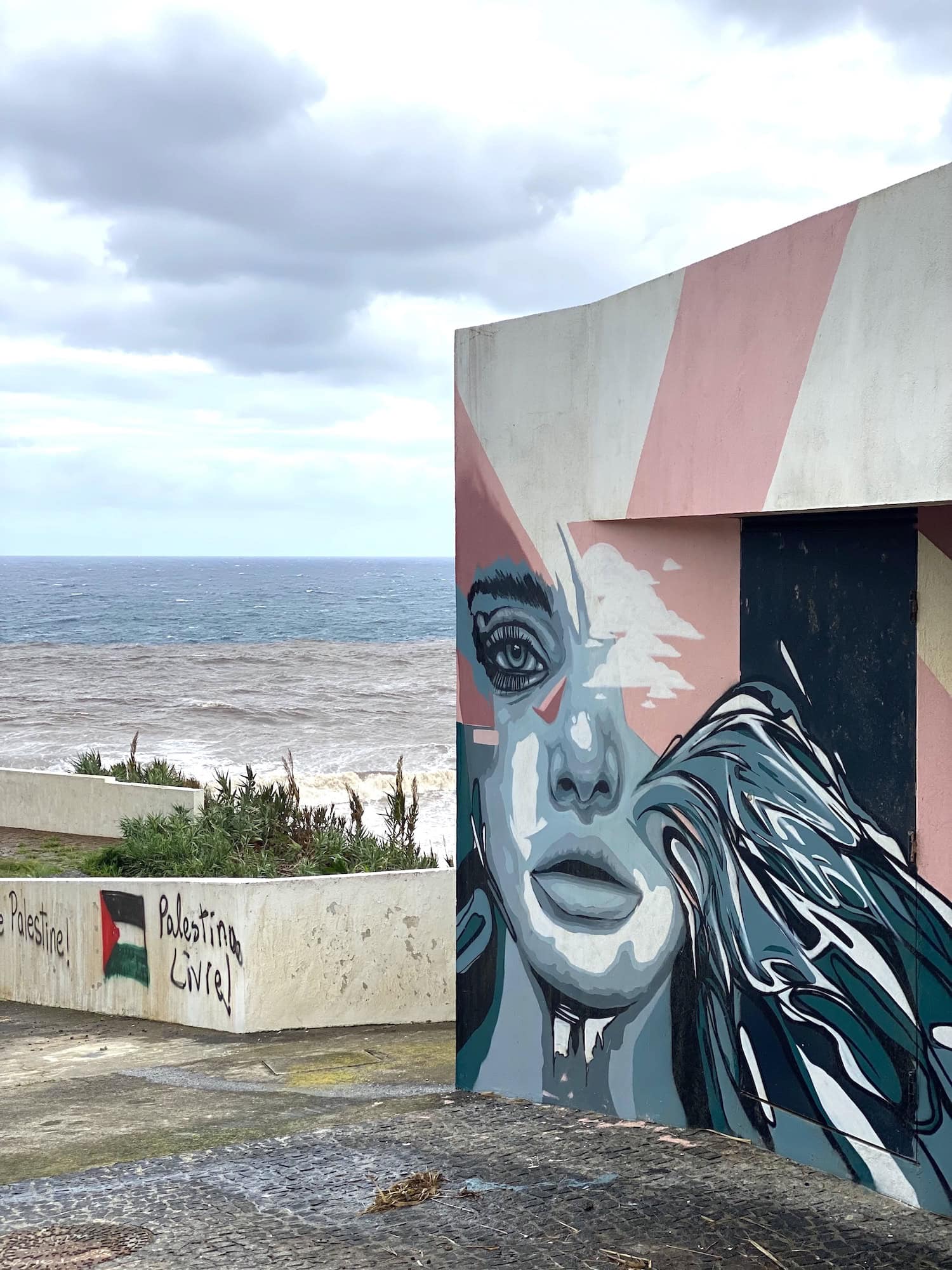 Graffiti an der Küste in Rabo de Peixe