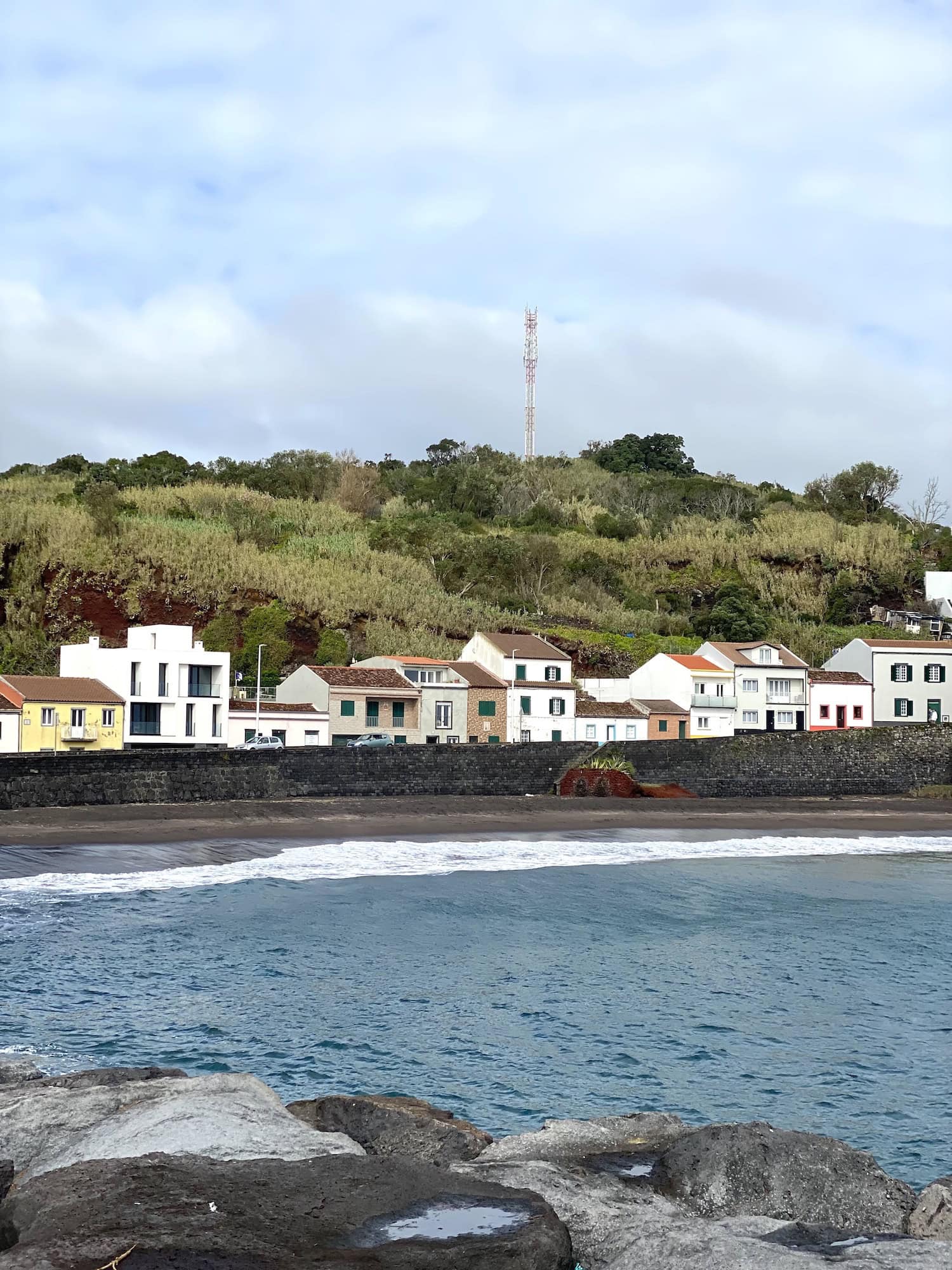 Strand in São Roque auf der Azoreninsel São Miguel