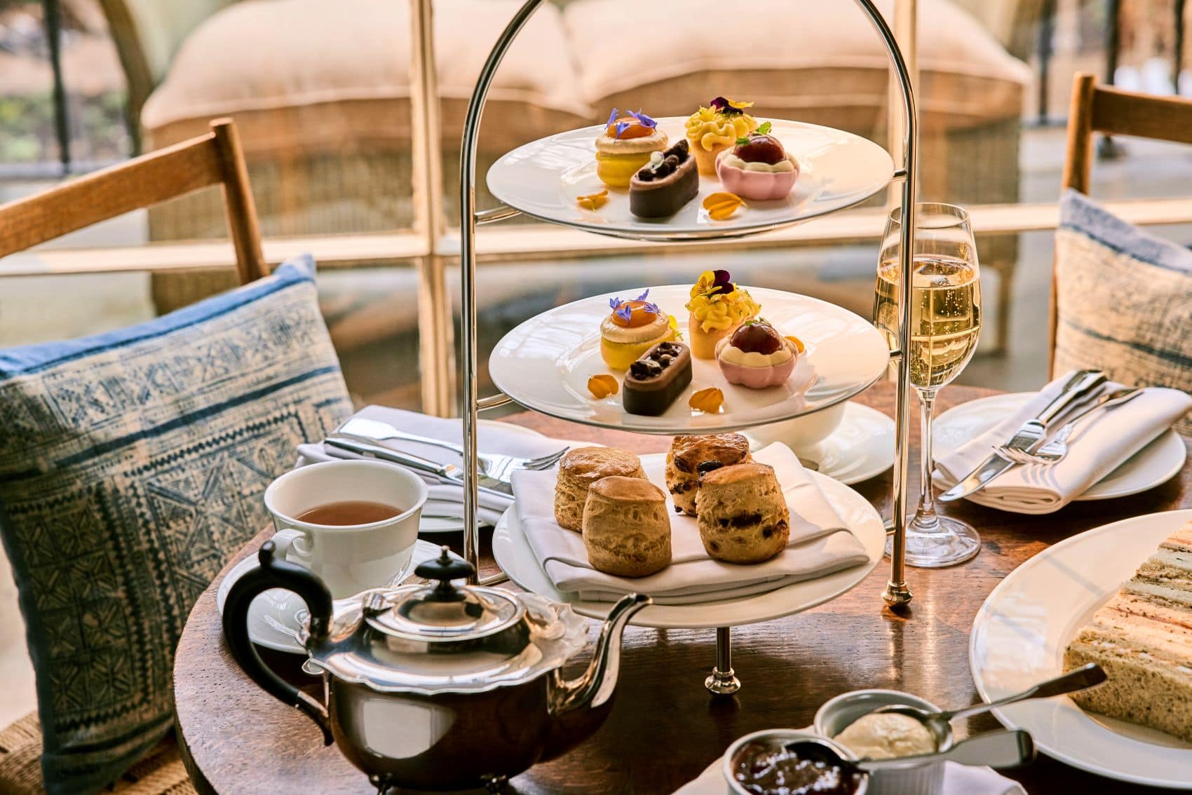 Klassische britische Afternoon-Tea-Szene, stilvoll angerichtet auf einem kleinen Tisch
